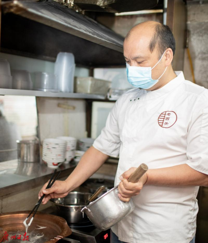 伍文辉在制作“水菱角”濑粉 （庄小龙 摄）