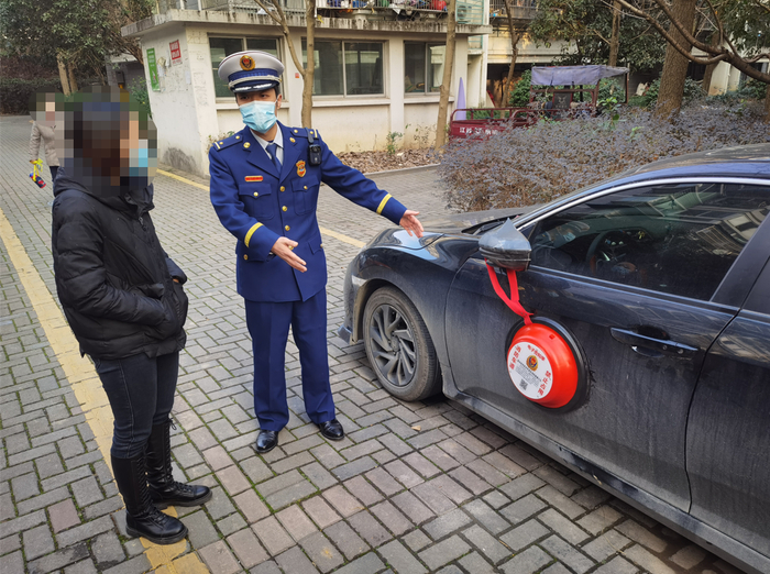 △对违停者进行现场教育