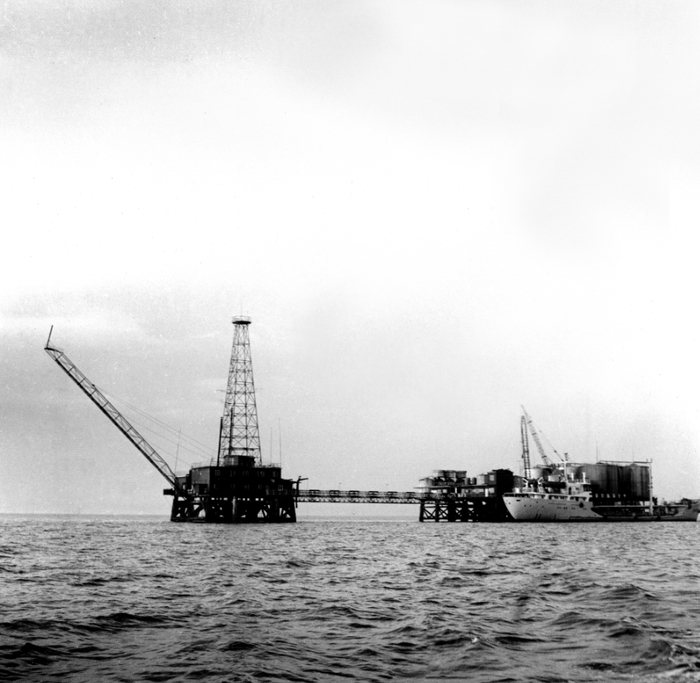 ▲我国第一座海上采油平台——海四平台。 