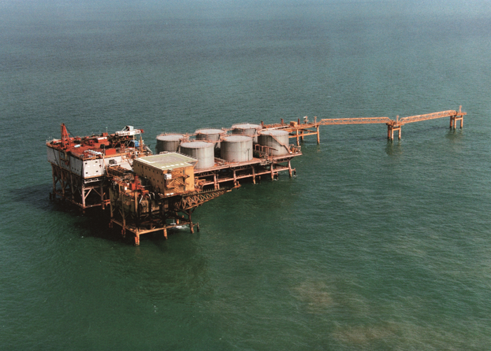 ▲1985年10月，中日合作开发的，我国首个海上现代化平台——埕北油田B区开始商业性生产。