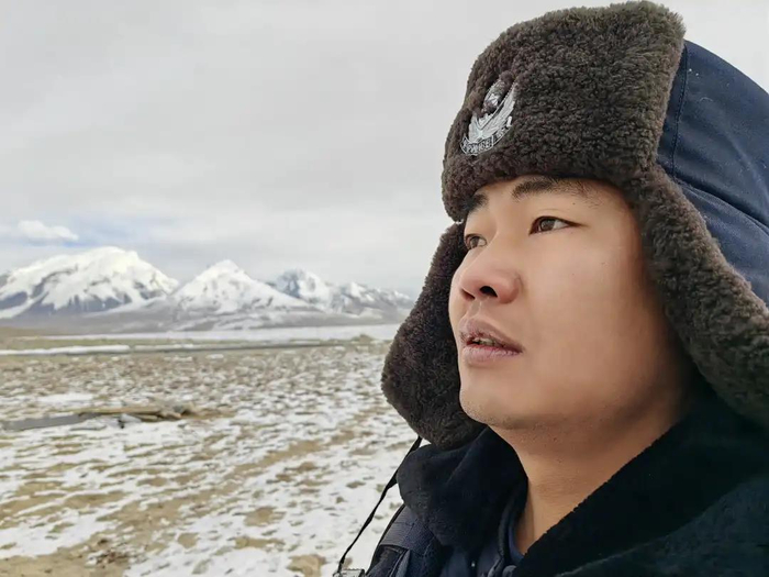 图为民警长期在高原导致嘴唇干裂