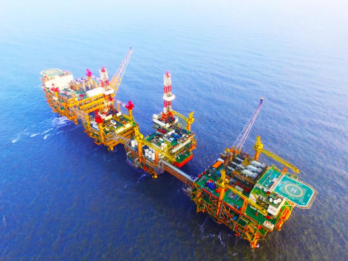 ▲位于渤海湾的亚洲最大海上平台——锦州25-1南，是我国北方最大的海上原油、天然气输送中心。