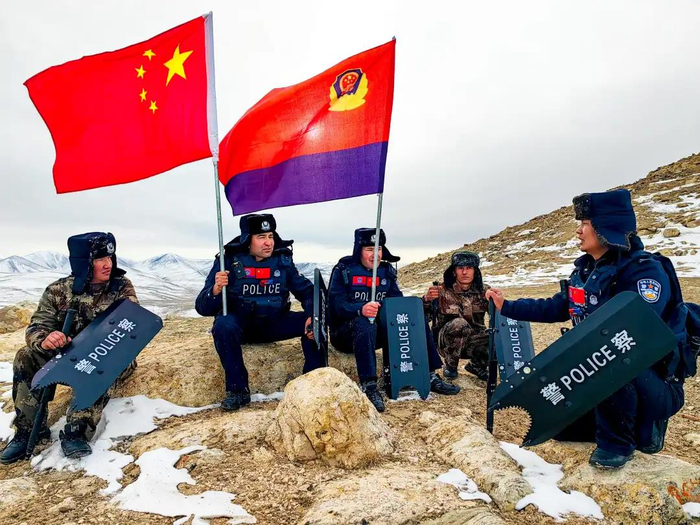 图为民警向巡逻区域进发途中休息补充体力