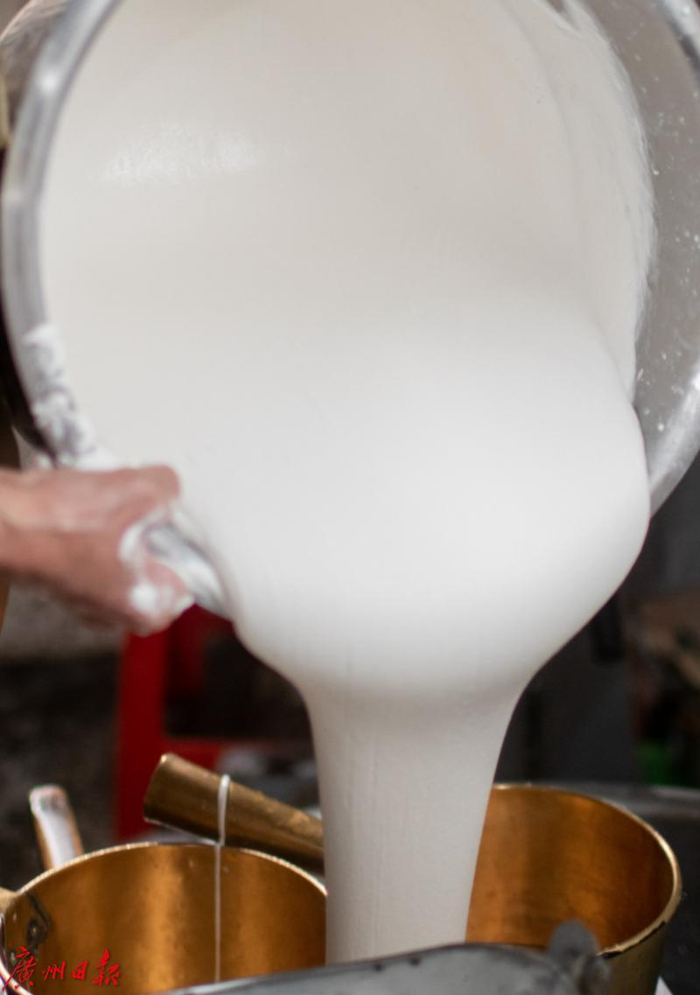 资料图：精心磨制的米浆 （庄小龙 摄）