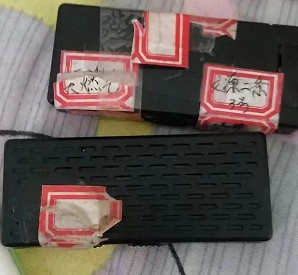 张琳琳及其舍友在房间内发现的两个摄像头