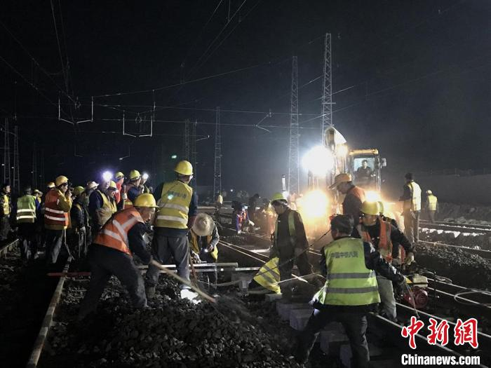 紧张作业现场。　赵芝清 摄