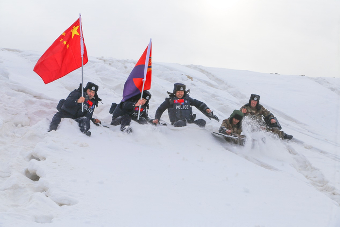 图为民警巡逻途中滑雪前行