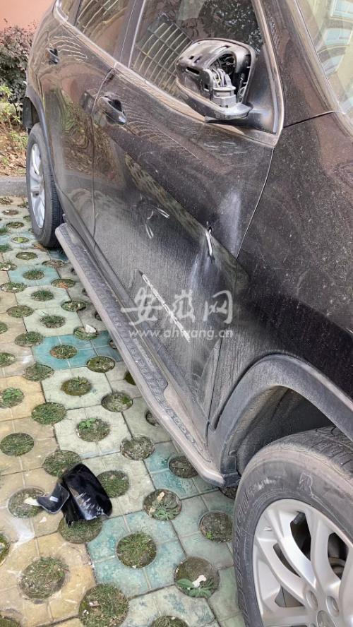 图为受损车辆。