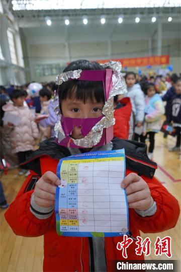 一名学生展示其获得的各科成绩单。　林馨 摄