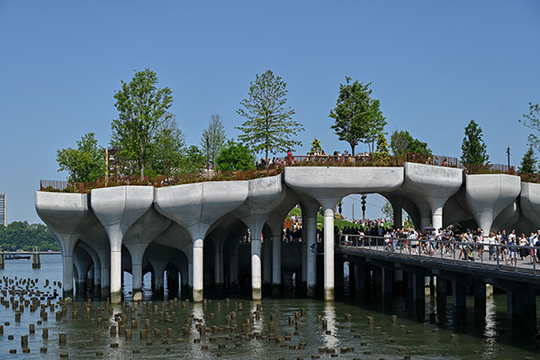 纽约市在哈德逊河上55号码头“飞毯公园”  IC photo 资料图