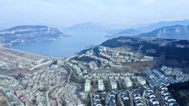 图为卧虎山水库旁的杨而村别墅区。记者 王文志 摄 