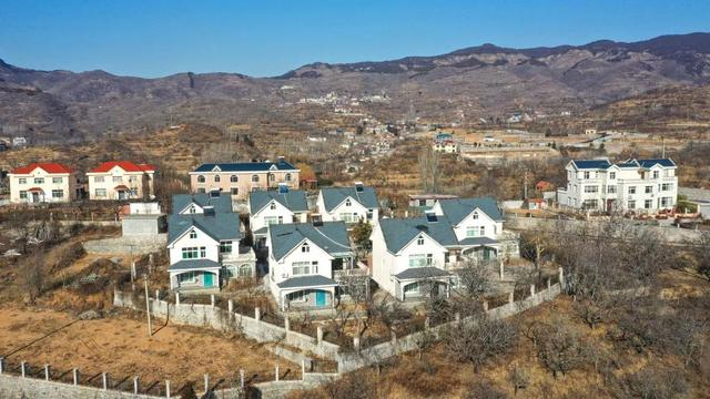 图为李家塘村北的别墅群。记者 王文志 摄 