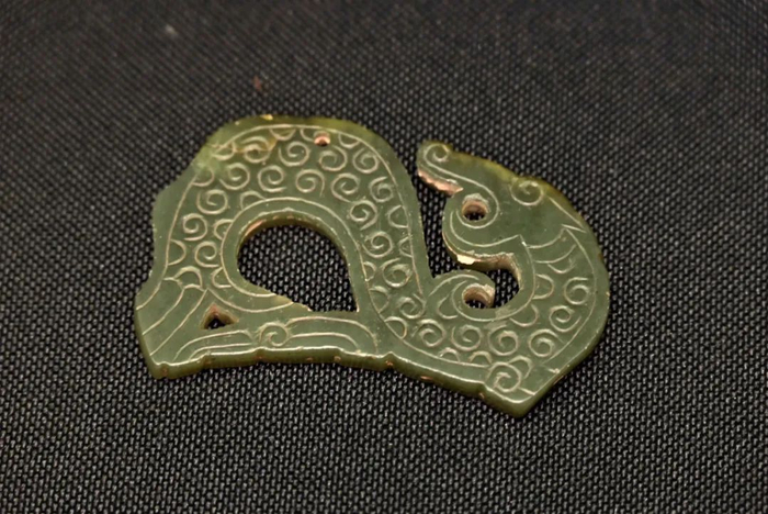 战国  谷纹龙形玉珮