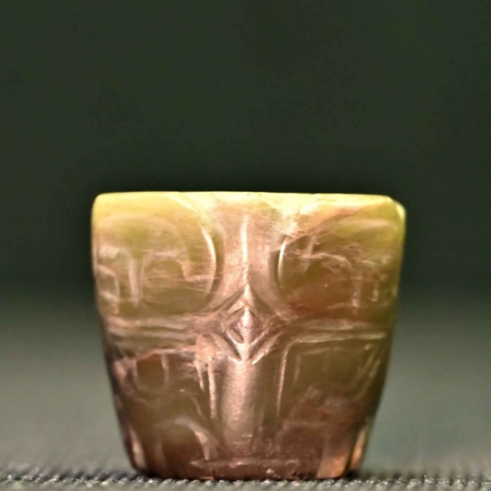  商  兽面纹玉饰 