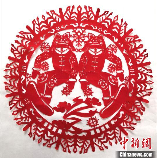 《虎娃迎冬奥》剪纸。　胡春禹 摄