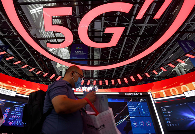 　　2021年9月6日，一名参观者走过中国国际数字经济博览会5G智慧展区。新华社图。