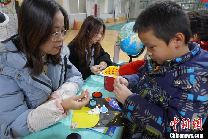 柳州市文韬小学学生按要求摆放模具，进行数学学科检测。　何芳芸 摄