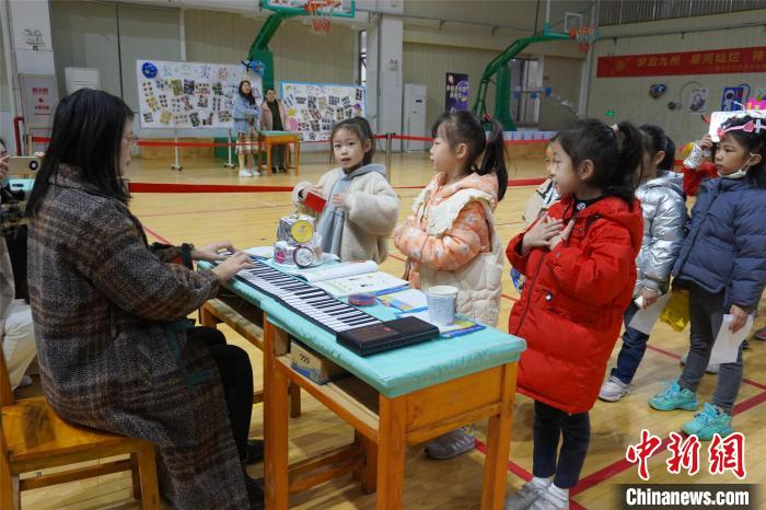 图为柳州市文韬小学学生现场选唱歌曲进行音乐测验。　何芳芸 摄