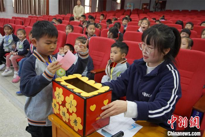 图为柳州市阳和第二小学语文检测，让学生抽签选择朗诵文章。　林馨 摄