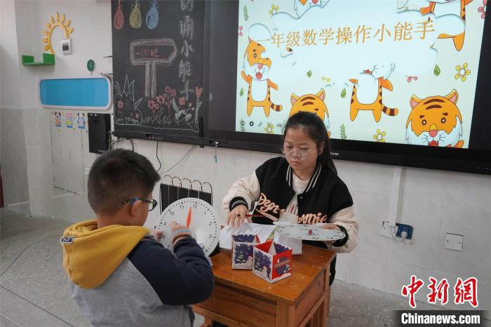 柳州市阳和第二小学数学考试由拨数、拨钟替代。　林馨 摄