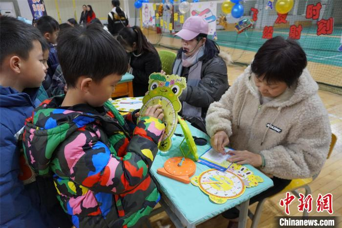 柳州市文韬小学学生按要求拨钟，进行数学学科检测。　林馨 摄