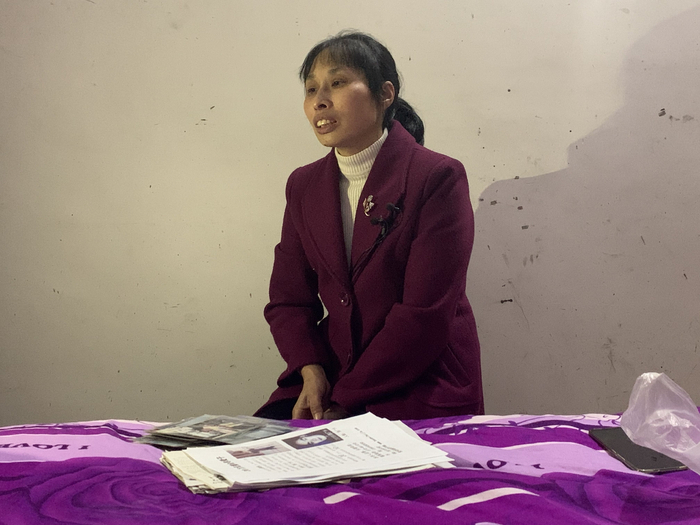 ▲2022年1月11日，曹美玲正在整理儿子蒋峥的资料。新京报记者 刘逸鹏 摄
