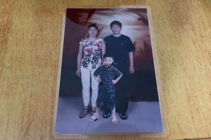 ▲曹美玲夫妇托人PS出的“全家福”。新京报记者 刘逸鹏 摄
