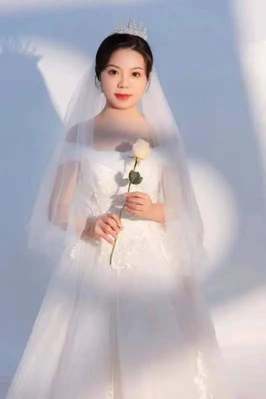 ▲王津的婚纱照。