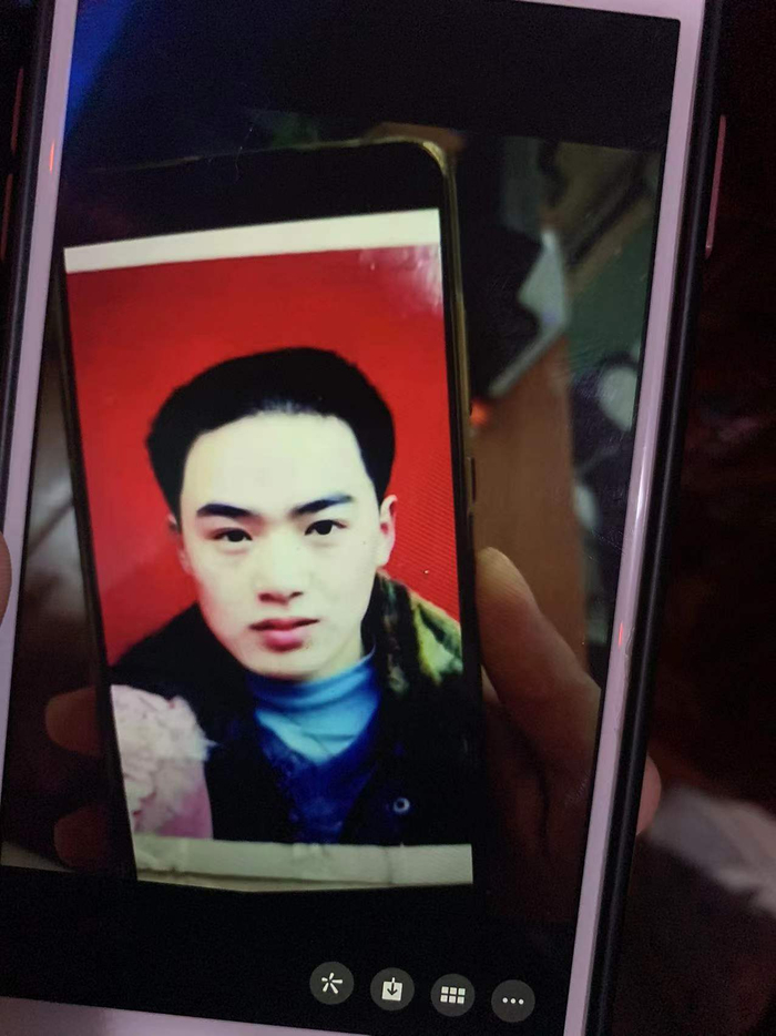 ▲曹美玲保存的一张“人贩子”陈广兴的照片。新京报记者 刘逸鹏 摄