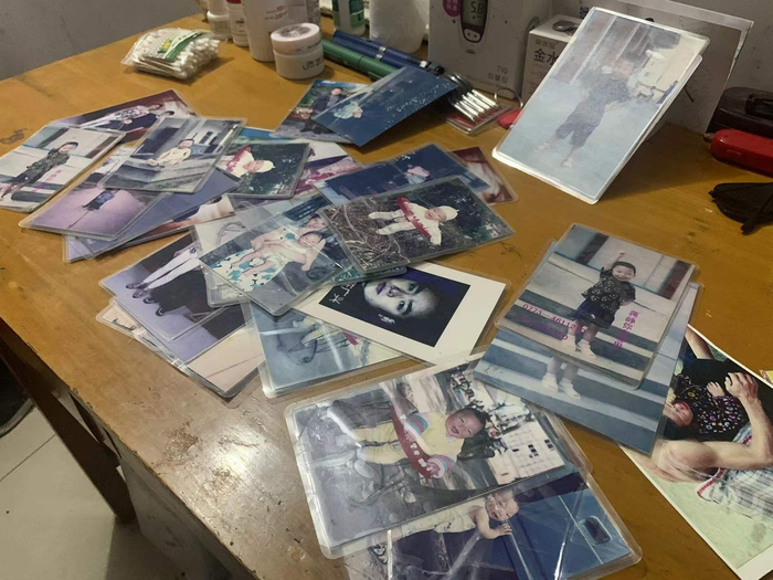 ▲2022年1月11日，曹美玲家中桌上散落着蒋峥和陈广兴的照片。新京报记者 刘逸鹏 摄