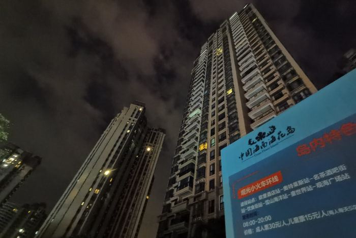 海花岛2号岛住宅夜间亮灯少。摄影：黄昱