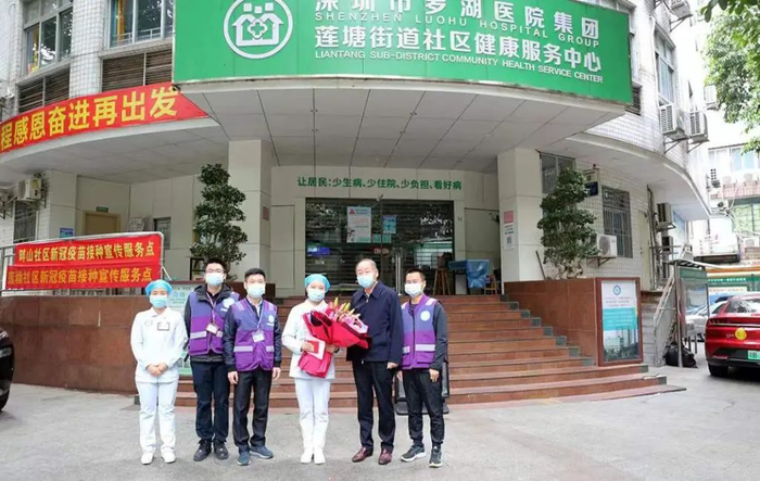 ▲罗湖医院集团党委书记、院长孙喜琢向坚守岗位的新娘王津送上了鲜花和新婚祝福。