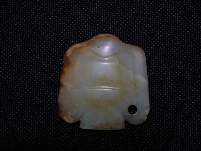  鸮形玉佩  新石器时代红山文化  