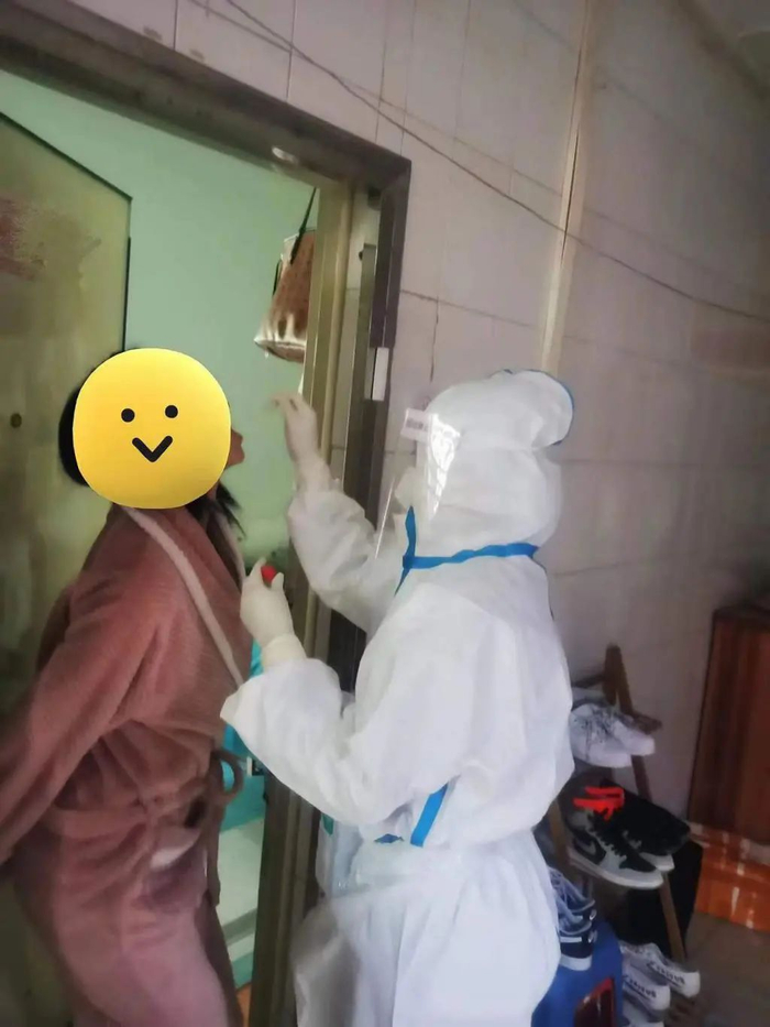 ▲王津上门为居民采样。