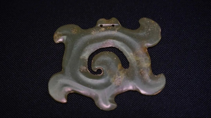 勾云形玉佩  新石器时代红山文化   