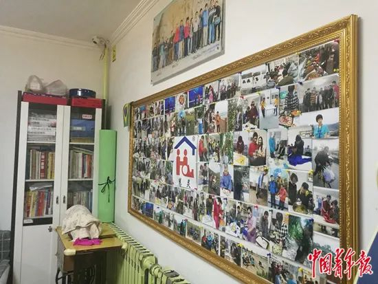 慧灵托养中心的照片墙。