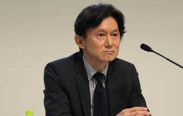 迅销财务长冈崎健在季报发布会上（日经新闻图）