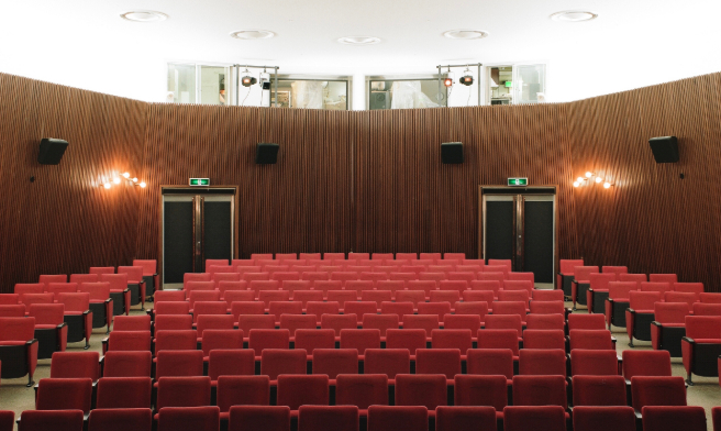 岩波剧场仅能容纳不到200名观众