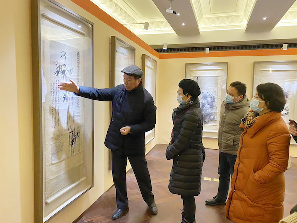 吴昌硕后人吴越（左1）现场导览