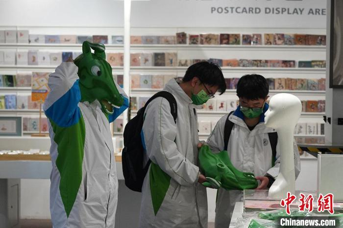 图为参观者试戴“神马来了”铜奔马头套。　九美旦增 摄