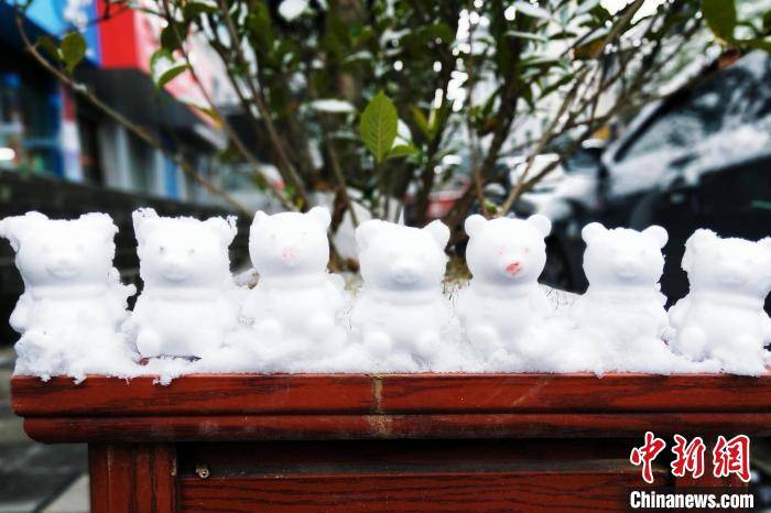樟村坪镇居民堆起了可爱的“雪娃娃” 陈净 摄