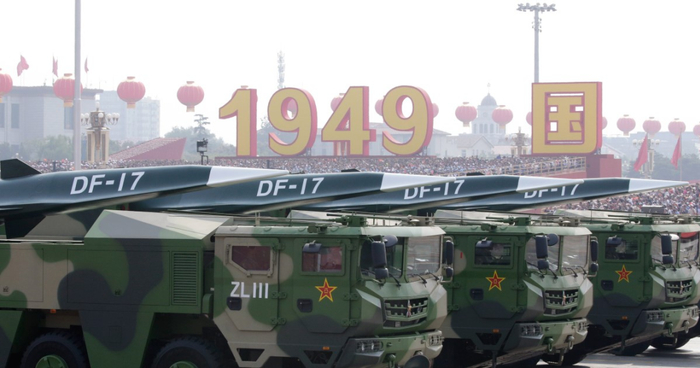 东风-17的下弹翼和上弹翼一样大（图源：新华社）