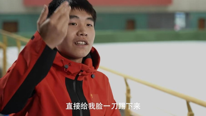 每一集结束后都会有对真实运动员的采访，这里谈到了短道速滑这项运动的危险性