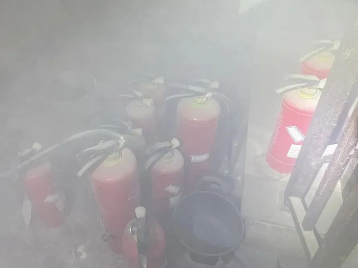 ▲用完的十五瓶灭火器