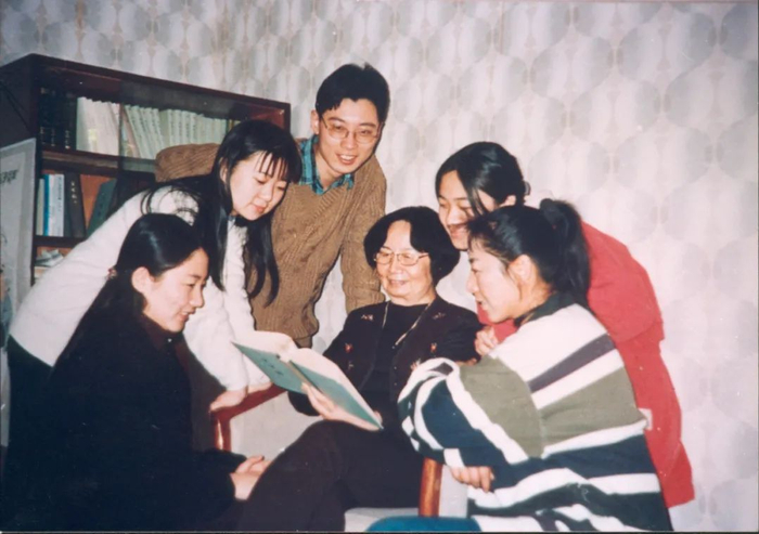 1999年，叶嘉莹先生在南开大学与研究生讨论。叶嘉莹供图
