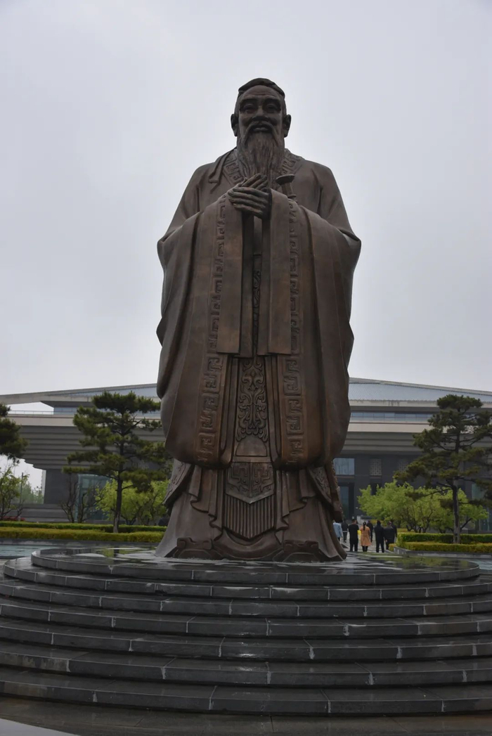 山东省曲阜市孔子博物馆前的孔子像。新华社发