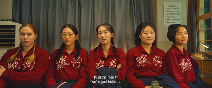 史策（右一）在《你好，李焕英》里饰演白雅文