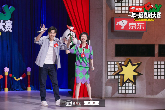 王皓、史策在完成《一年一度喜剧大赛》的节目后谢幕