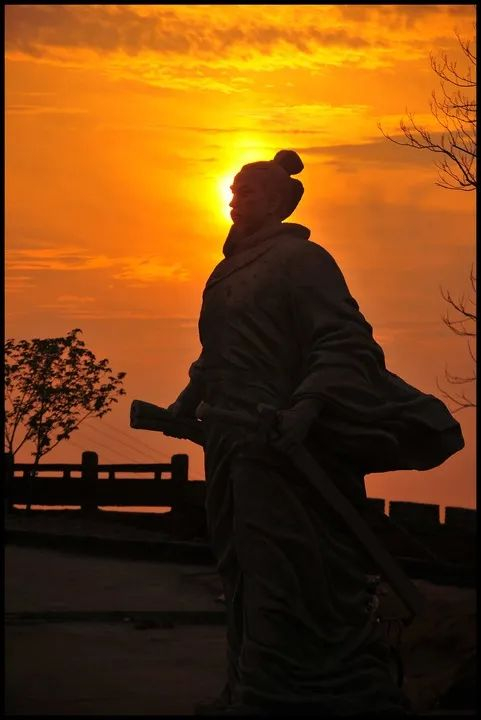 夕阳下的江西省铅山县河口古镇辛弃疾塑像。新华社发