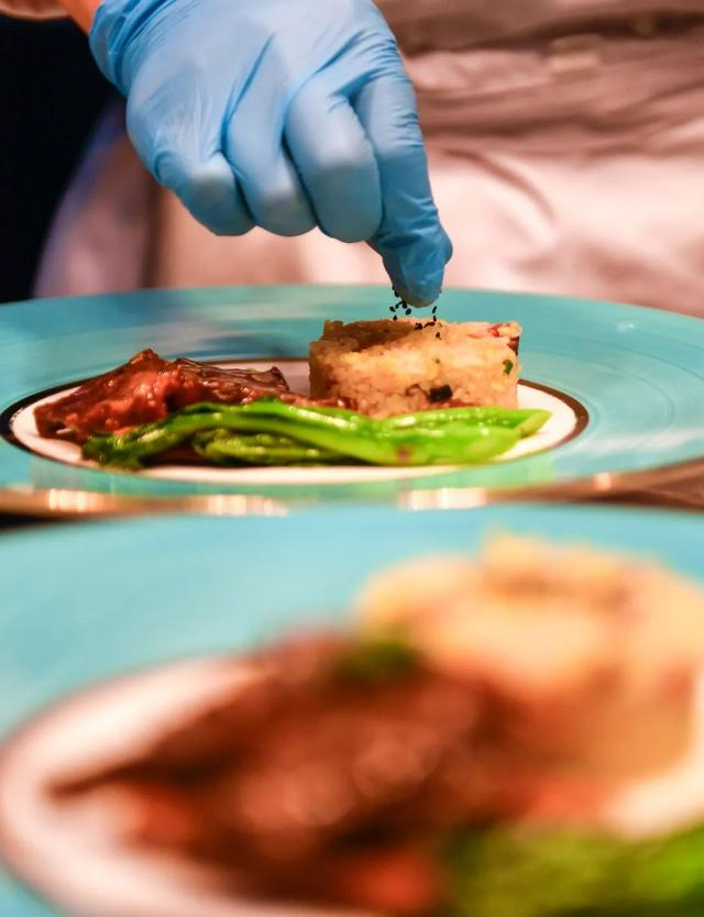 厨师在制作单人份菜品 许畅 摄 